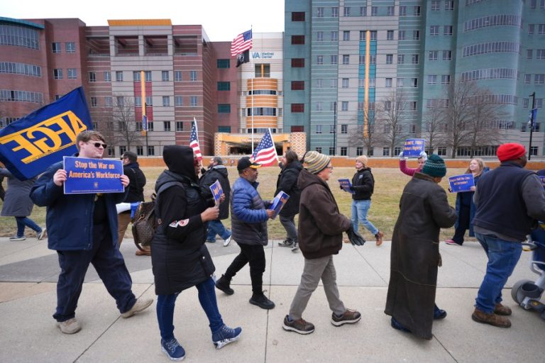 Federal workers union calls for government shutdown to end
