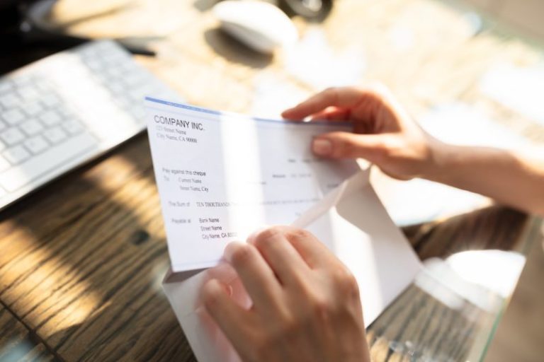 40% of workers making $300K-plus say they live paycheck to paycheck