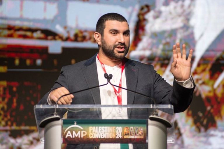 US detains British Muslim commentator after revoking visa