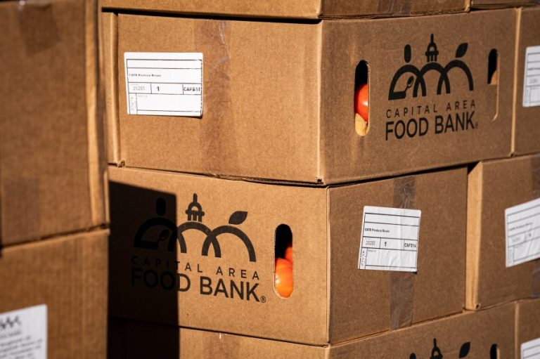 Furloughed federal workers turn to food banks as shutdown drags on