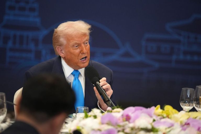 US consumer confidence dips in October