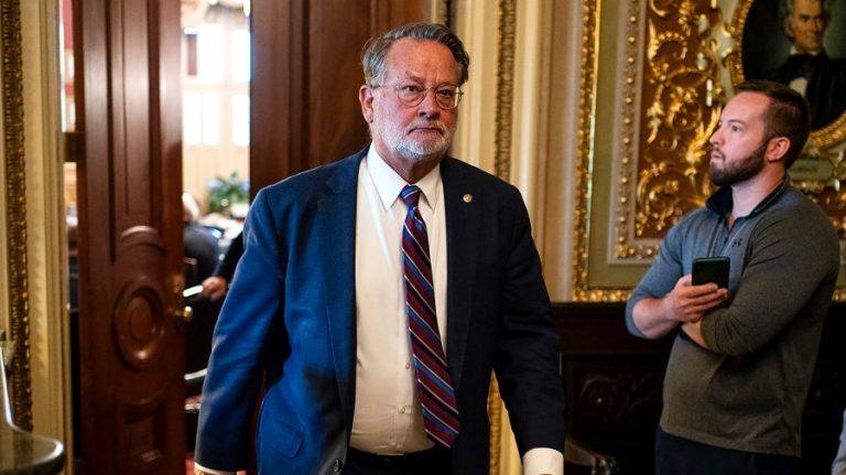 Democrats divided over cutting deal to end shutdown