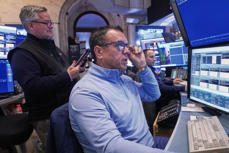 US stocks drift lower and threaten to break Wall Street’s 5-day winning streak