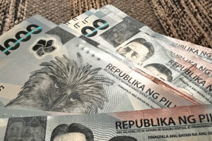 Peso climbs to fresh two-week high on Fed bets