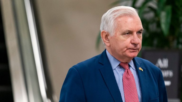 Democratic senator says U.S. must work ‘aggressively’ with new Syrian government to fight ISIS